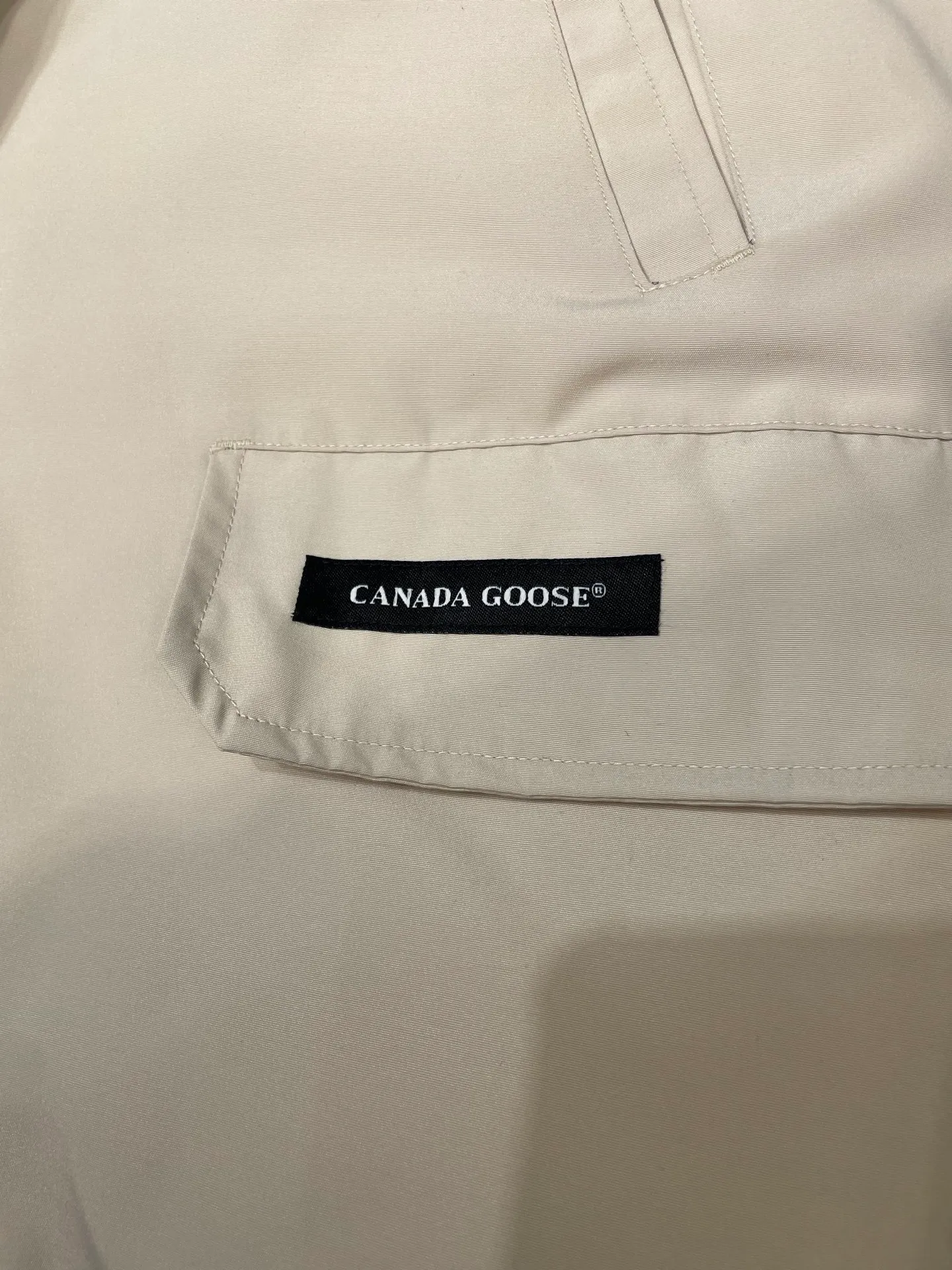 P900 special down Canada Goose Canada Goose #Chilliwack 7999M bomber jacket short down jacket/01 model #女与狠# Genuine synchronous anti-counterfeiting chip sensor! ➖ Imported 21S polyester-cotton blended original fabric [last year’s 16S/18S hard fabrics have been completely eliminated, this year all use 21S genuine synchronous fabrics, the soft mid-strap feels delicate and textured], genuine synchronous Feather-Light 10D waterproof coating fabric, made of 84.5 polyester fiber and 15.5 cotton, 100% the best feel in the entire network! ➖ The genuine official website is synchronized with the national standard 80 white duck down, you can check the official website customer service, there will never be a series of misleading claims such as 90 down or goose down! ➖ Using the best nylon lining with double double-layer sealing design, velvet-proof No. 7 needle + grid-filled down ready-made garments, there is 100% no so-called velvet running! ➖ The cuffs are designed with thickened seamless threads, and the collar and pockets are lined with top-quality polar fleece to keep you warm and comfortable! ➖ Yoshida YKK provides original custom-made electroplated sliders. YKK two-way lockable zippers are tight and smooth and will not peel off paint! ➖ 3M composite guarantees that the Velcro is the same as the original, durable, and all accessories and hardware are custom-made! ➖ Imported BEHRINGER embroidery machine to customize the 10,000-needle embroidery logo, 98% of which can be reproduced to restore the original logo. You can check and compare on the official website! ➖ The fur collars are all made of large pieces of Western Canadian blue wolf hide, ensuring that each fur collar is 13-15cm wide!   Size:XS-XXL